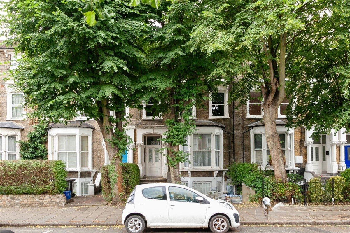 Flat Evering Road in Greater London