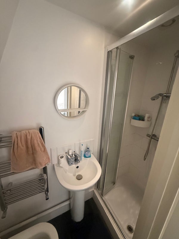 Room Trinity Road in Greater London