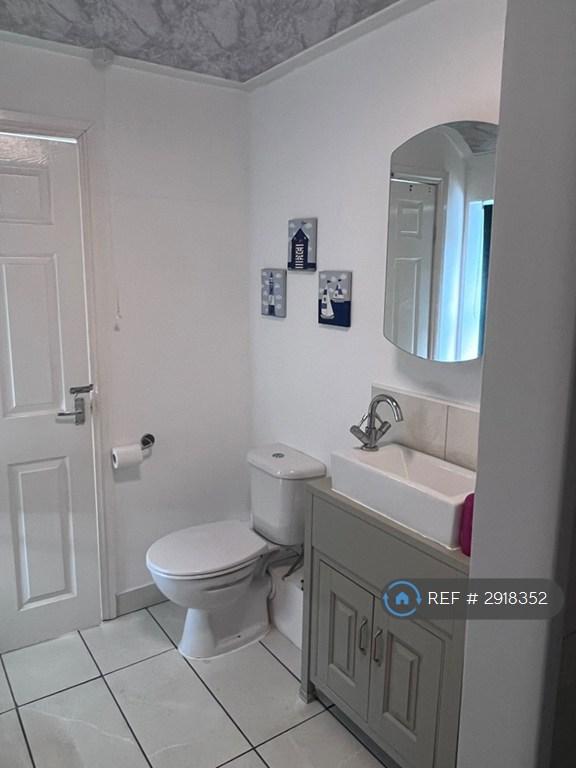 Room Curzon Street in Newcastle-under-Lyme