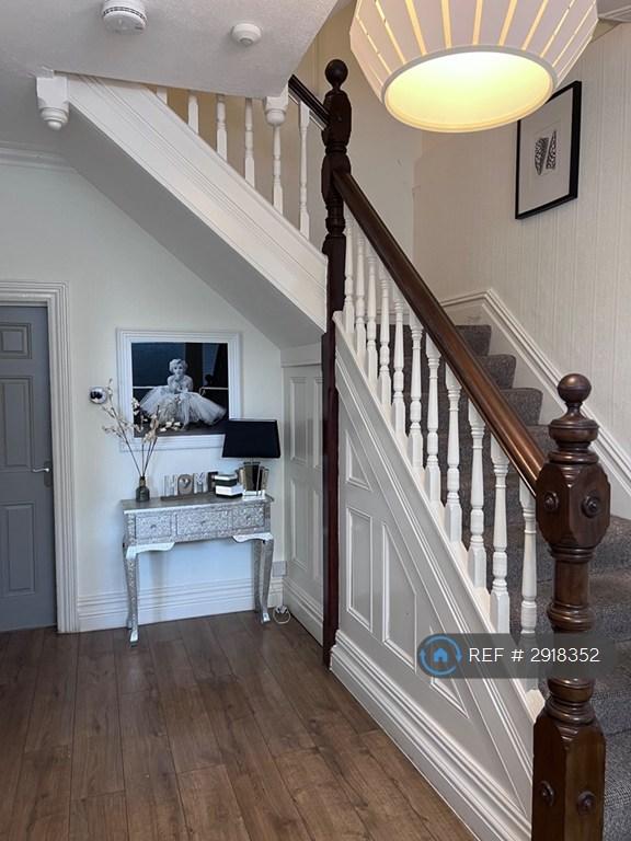 Room Curzon Street in Newcastle-under-Lyme