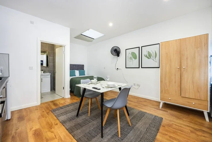 Flat Warwick Road in Greater London