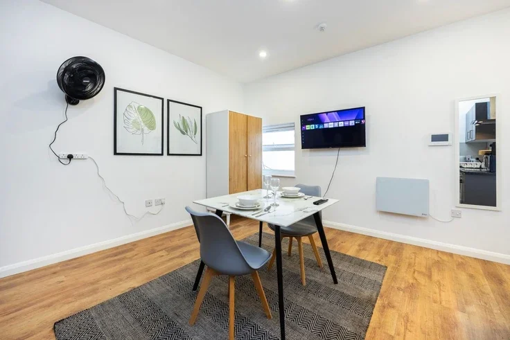 Flat Warwick Road in Greater London