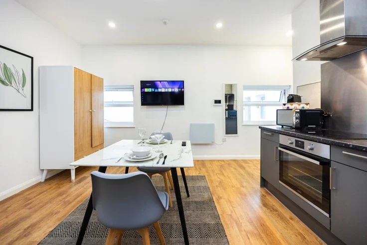 Flat Warwick Road in Greater London