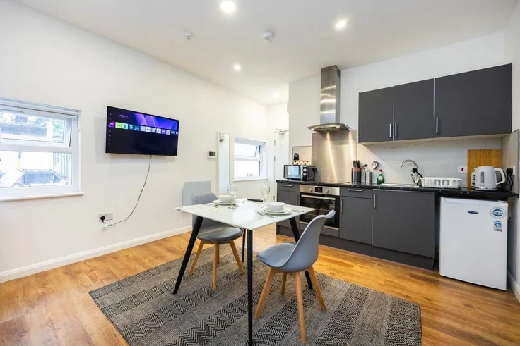 Flat Warwick Road in Greater London
