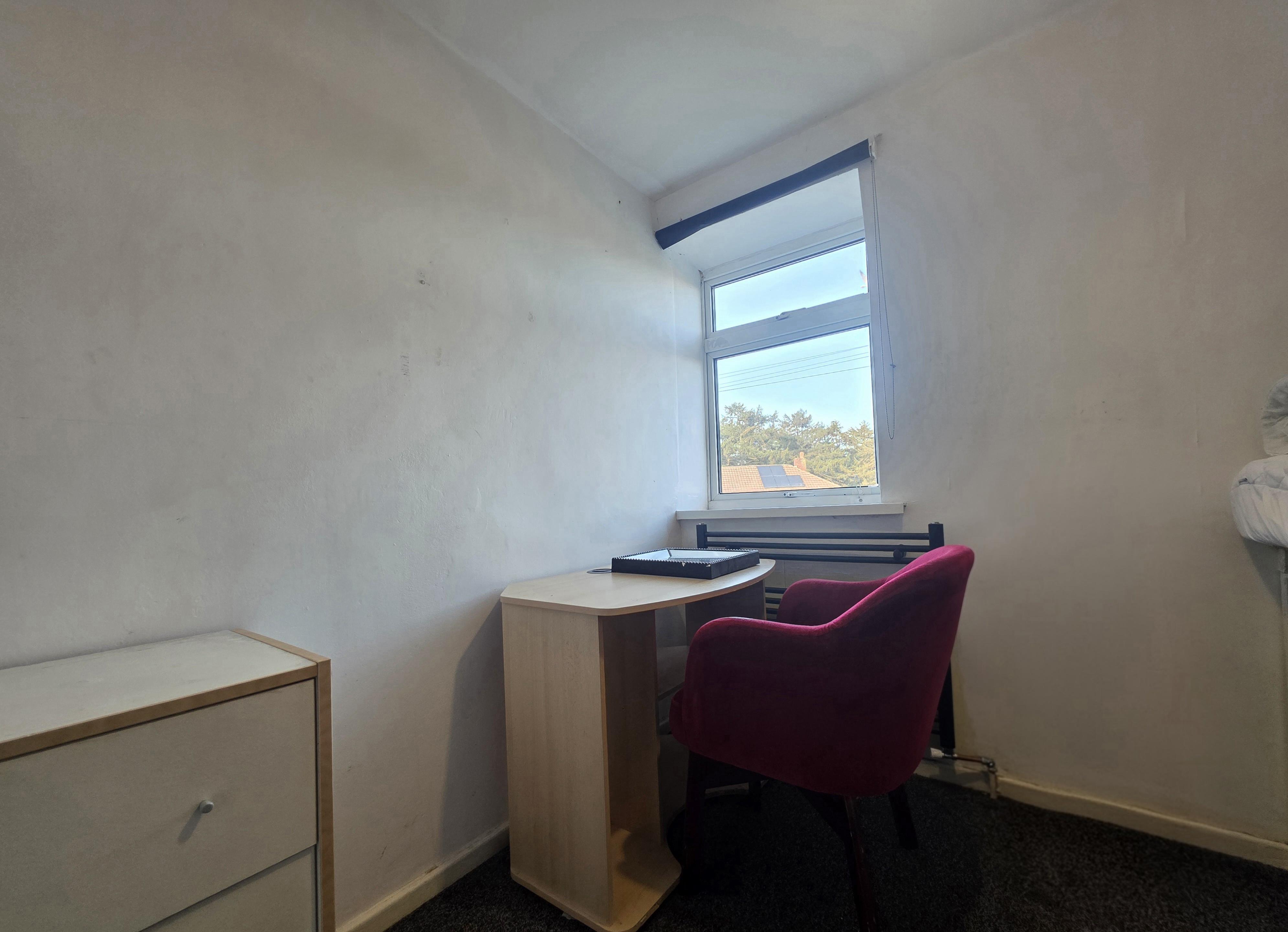 Room Rowley Close in Cannock Chase