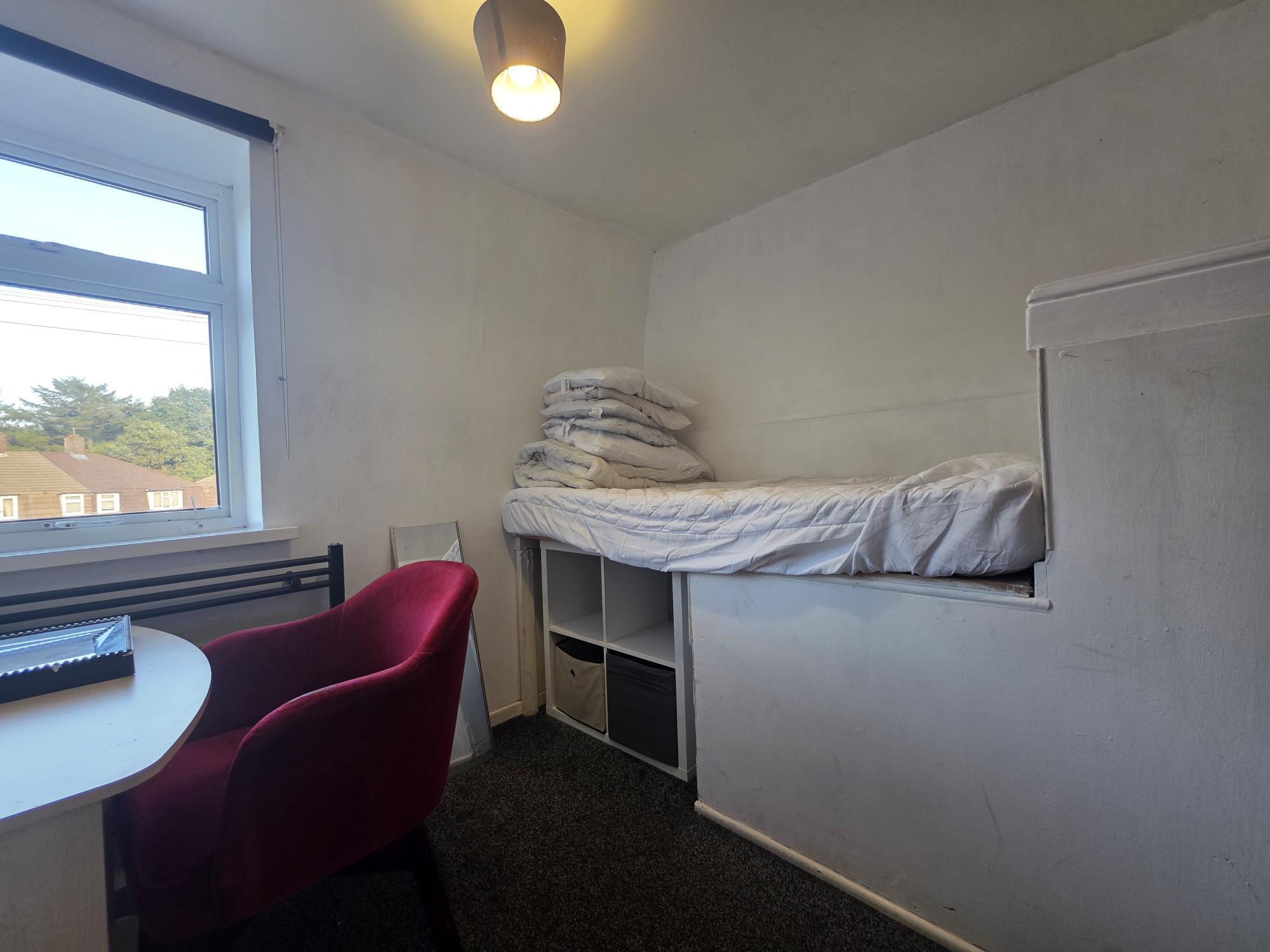 Room Rowley Close in Cannock Chase