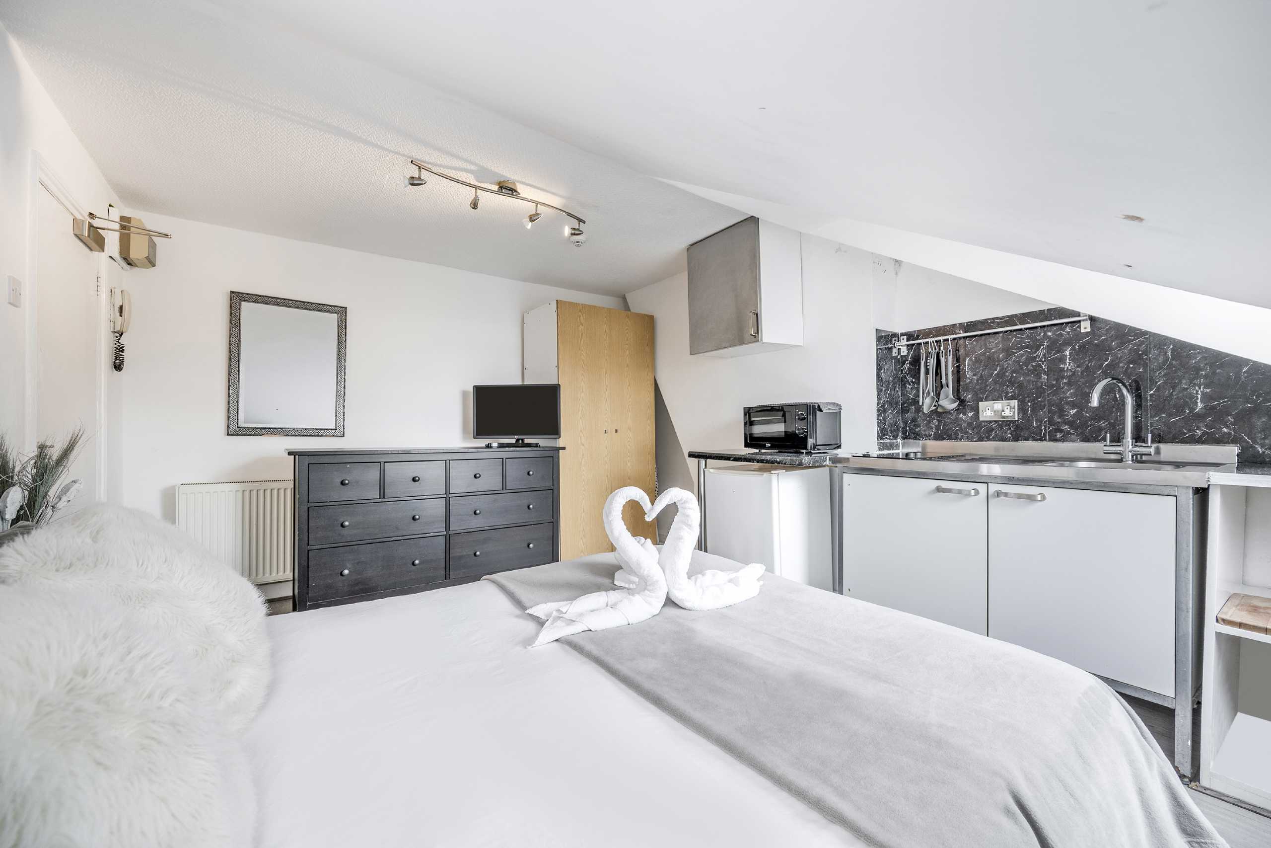 Room Thornton Avenue in Greater London