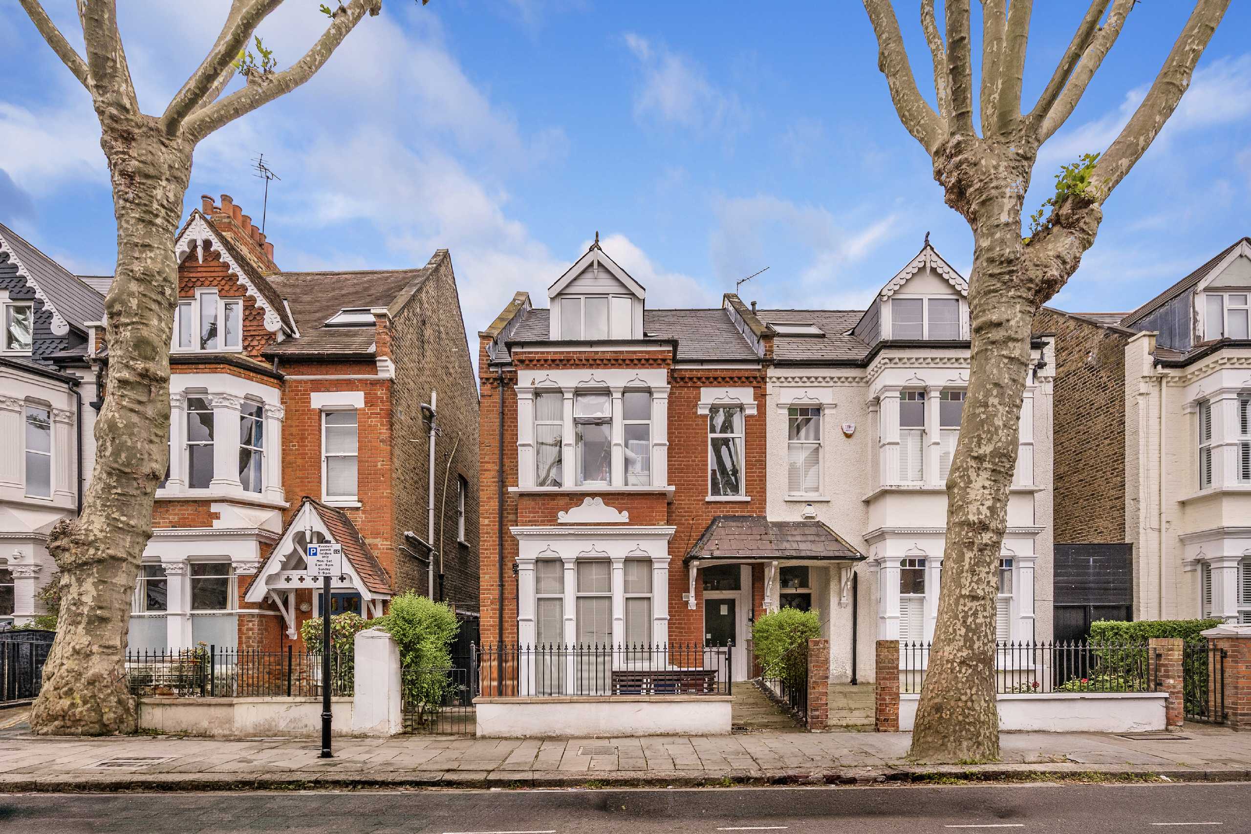 Room Thornton Avenue in Greater London