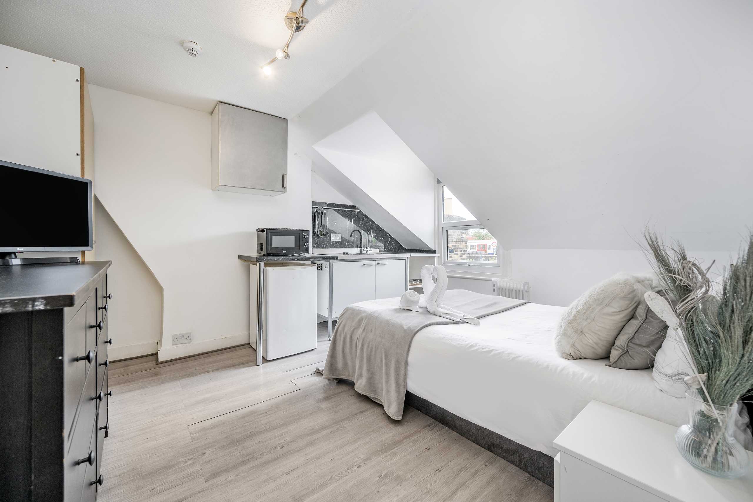 Room Thornton Avenue in Greater London