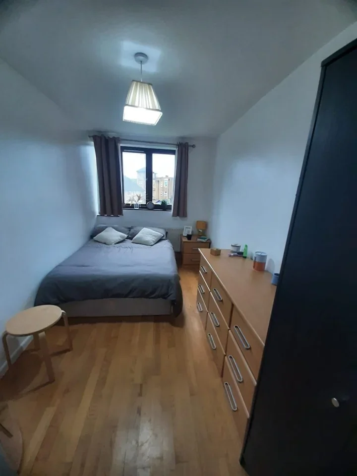 Room Manchester Road in Greater London