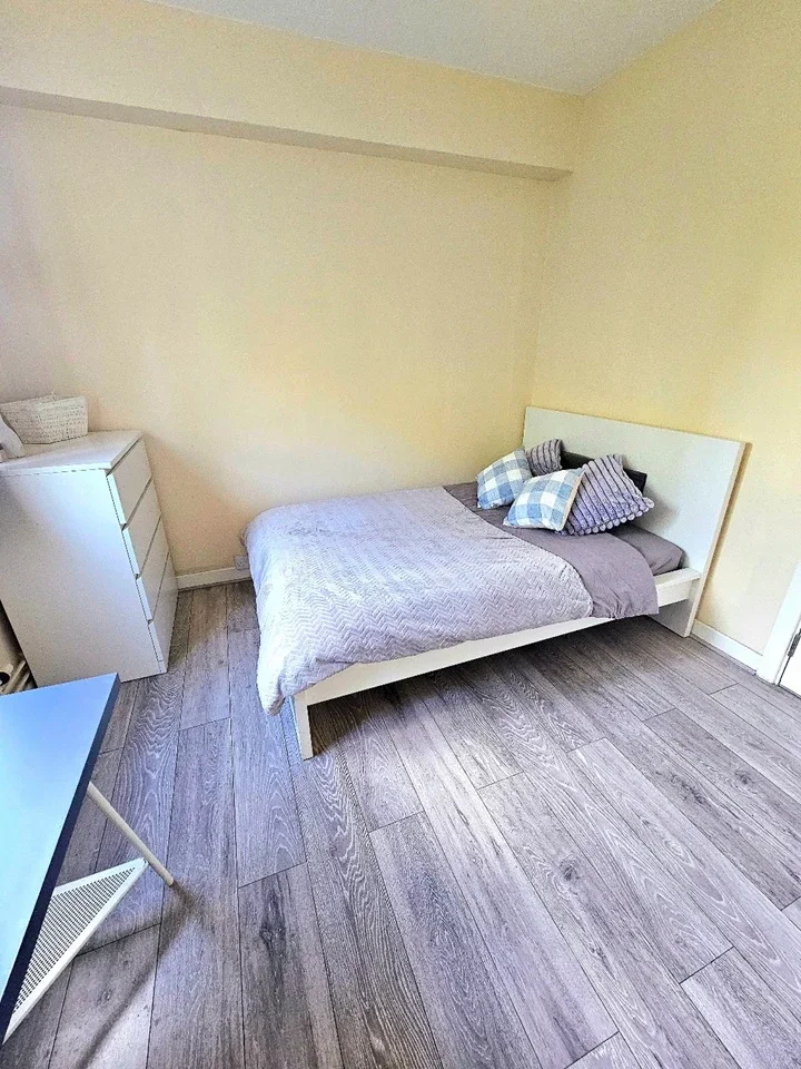 Room Manchester Road in Greater London