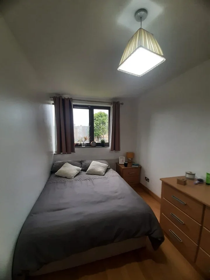 Room Manchester Road in Greater London