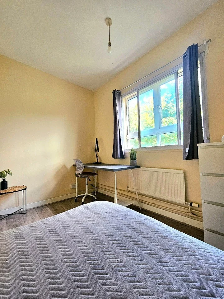 Room Manchester Road in Greater London