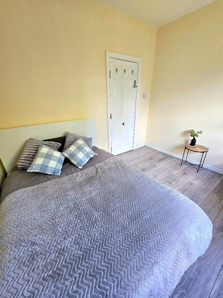Room Manchester Road in Greater London