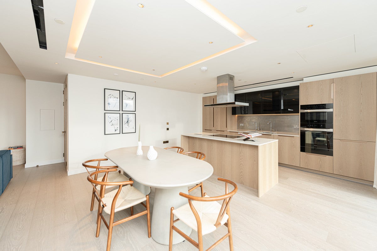 Flat Nine Elms Lane in Greater London