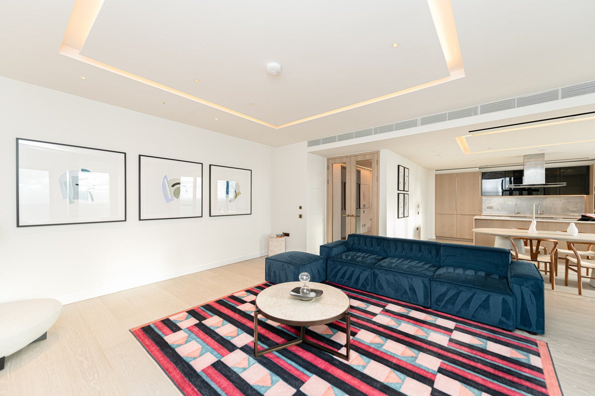 Flat Nine Elms Lane in Greater London