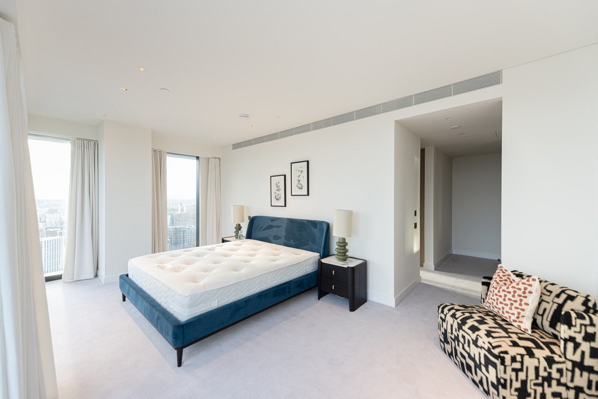 Flat Nine Elms Lane in Greater London