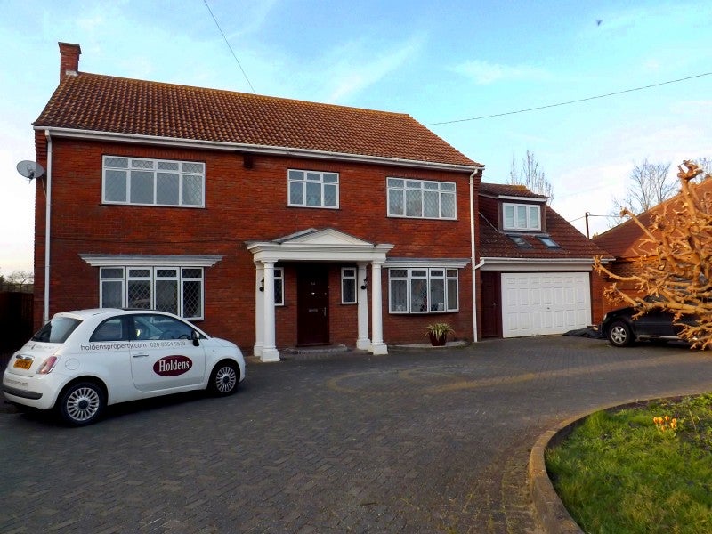 Flat Farm Road in Greater London