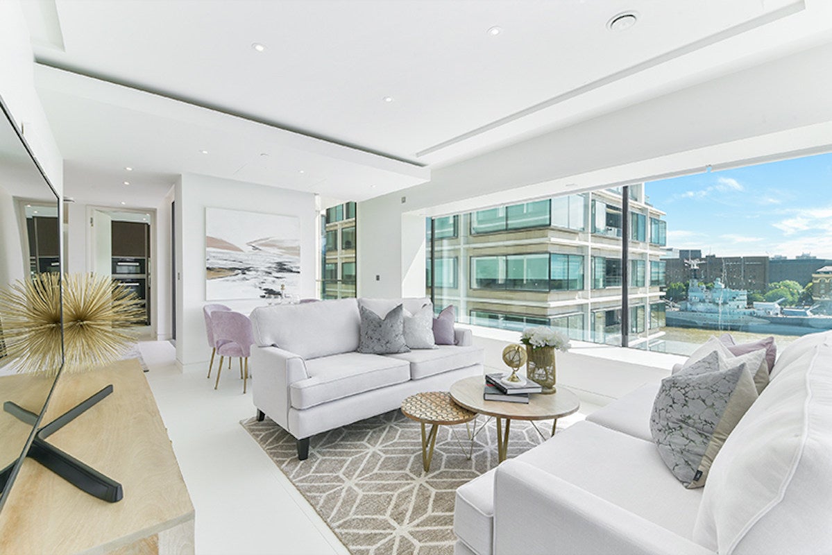 Flat Sugar Quay Walk in City of London