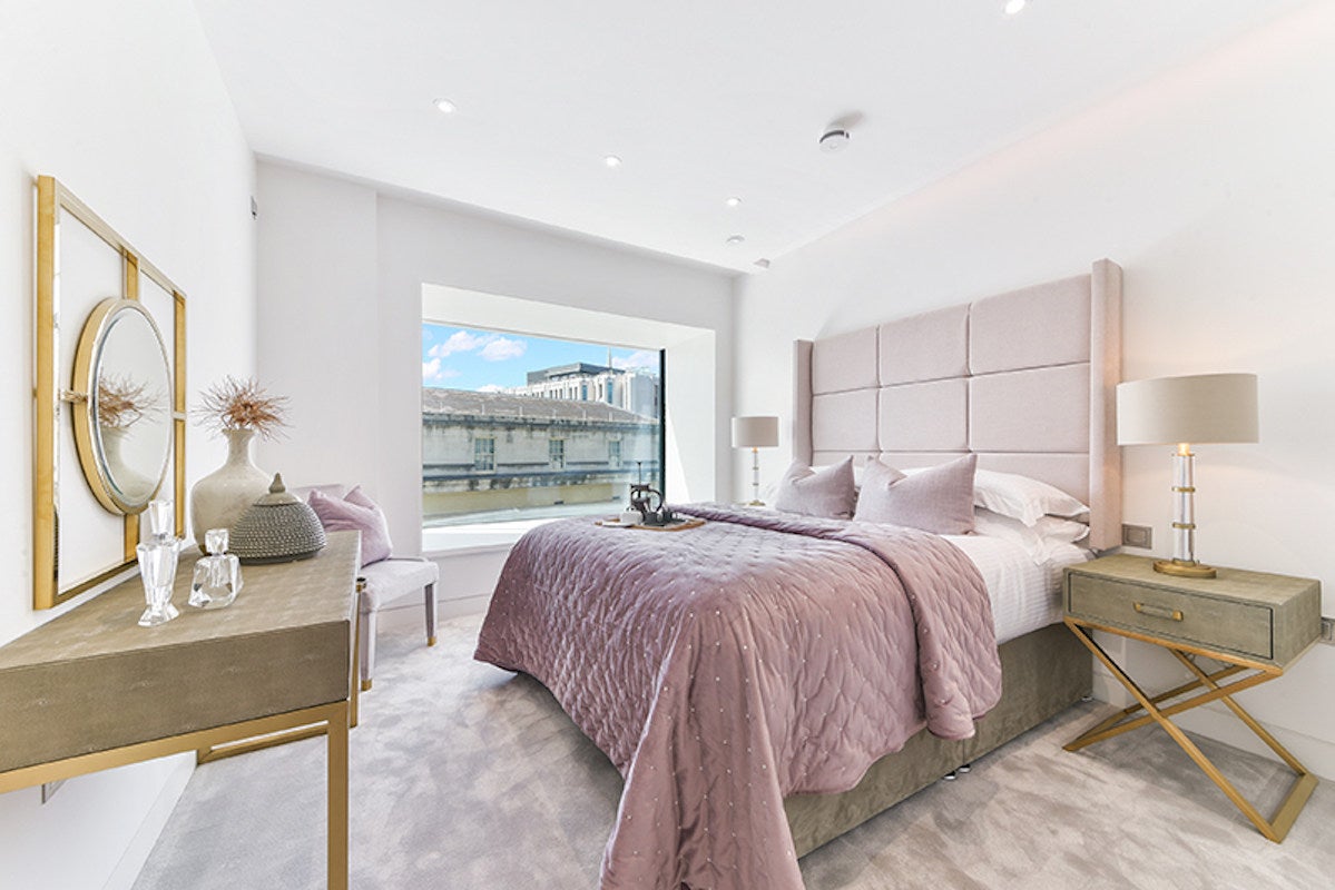Flat Sugar Quay Walk in City of London