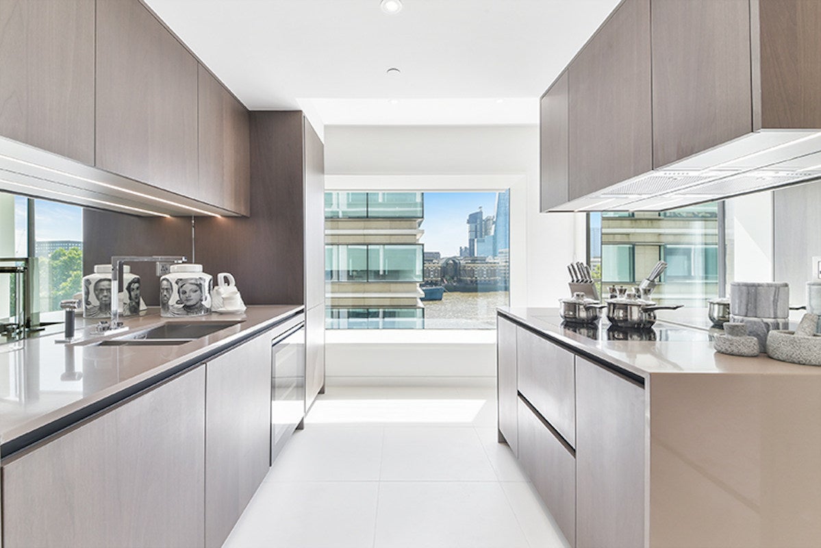 Flat Sugar Quay Walk in City of London