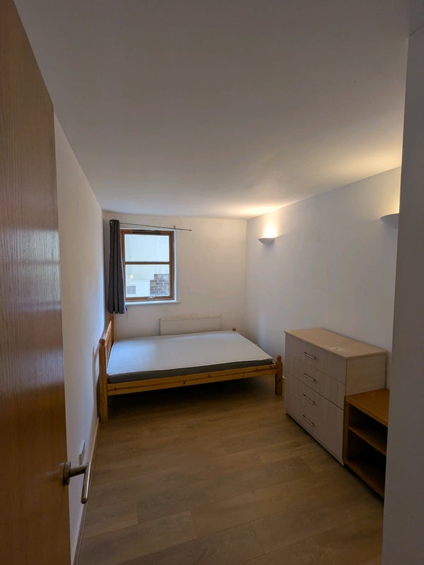 Room Cable Street in Greater London