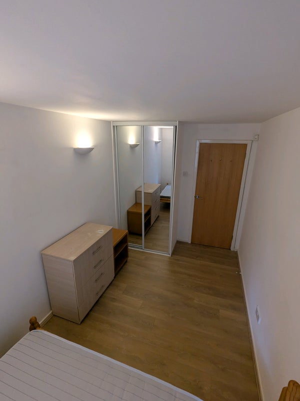 Room Cable Street in Greater London