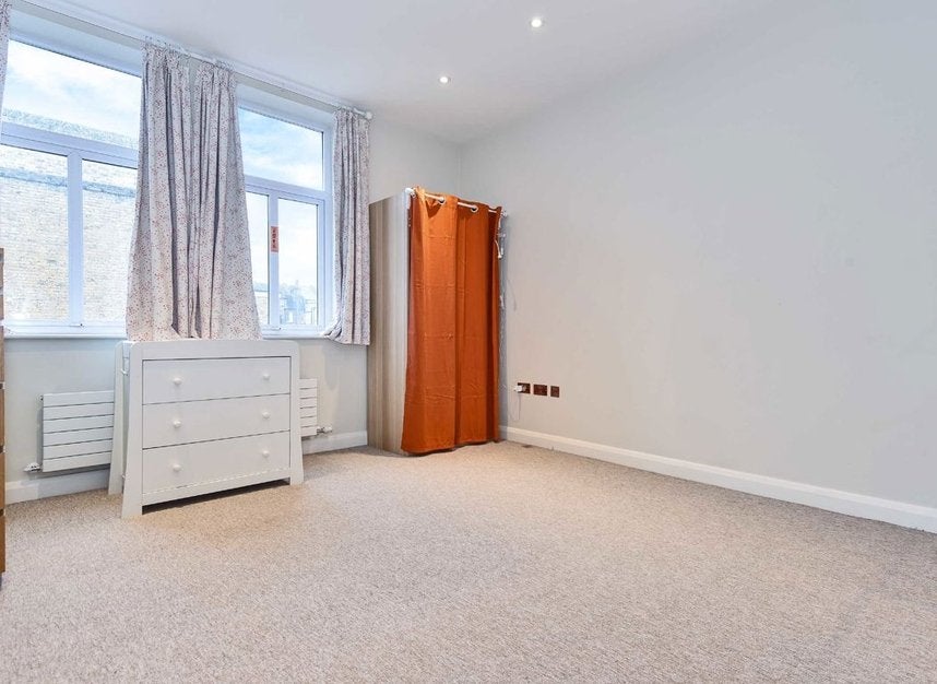 Flat Putney High Street in Greater London