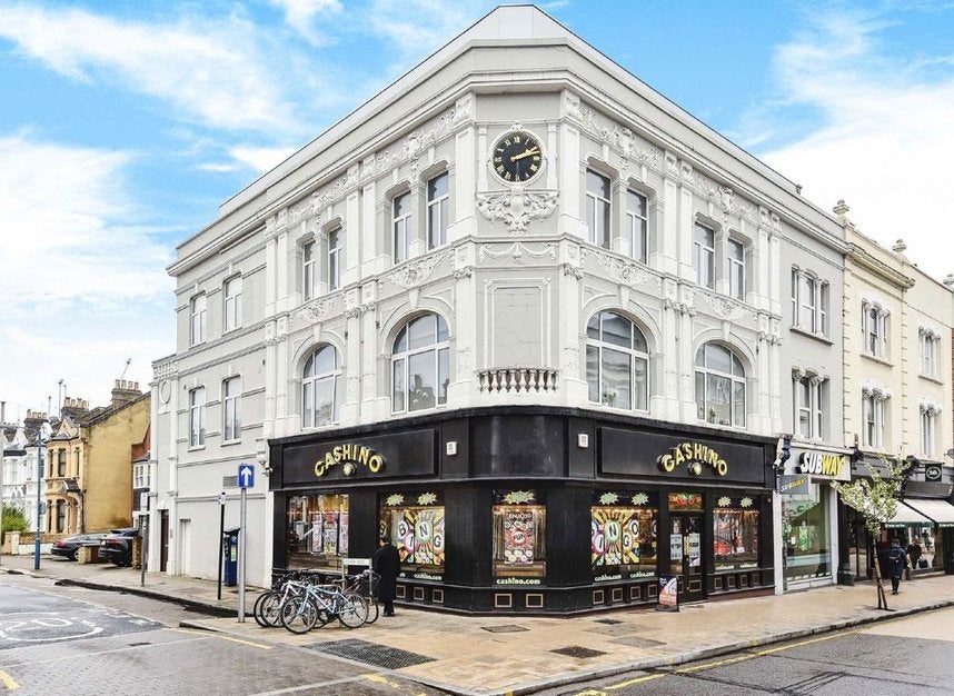 Flat Putney High Street in Greater London