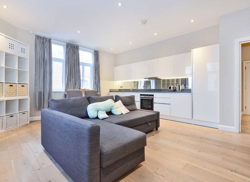 Flat Putney High Street in Greater London