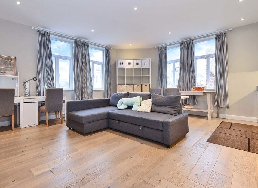 Flat Putney High Street in Greater London