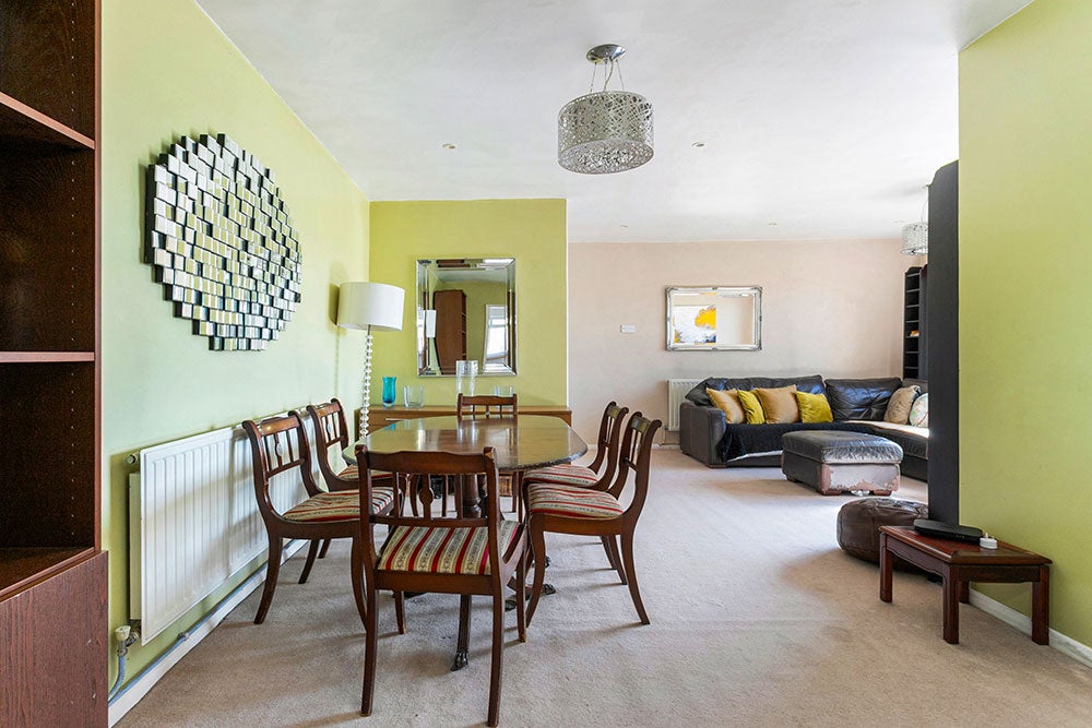 Flat Hainault Road in Greater London