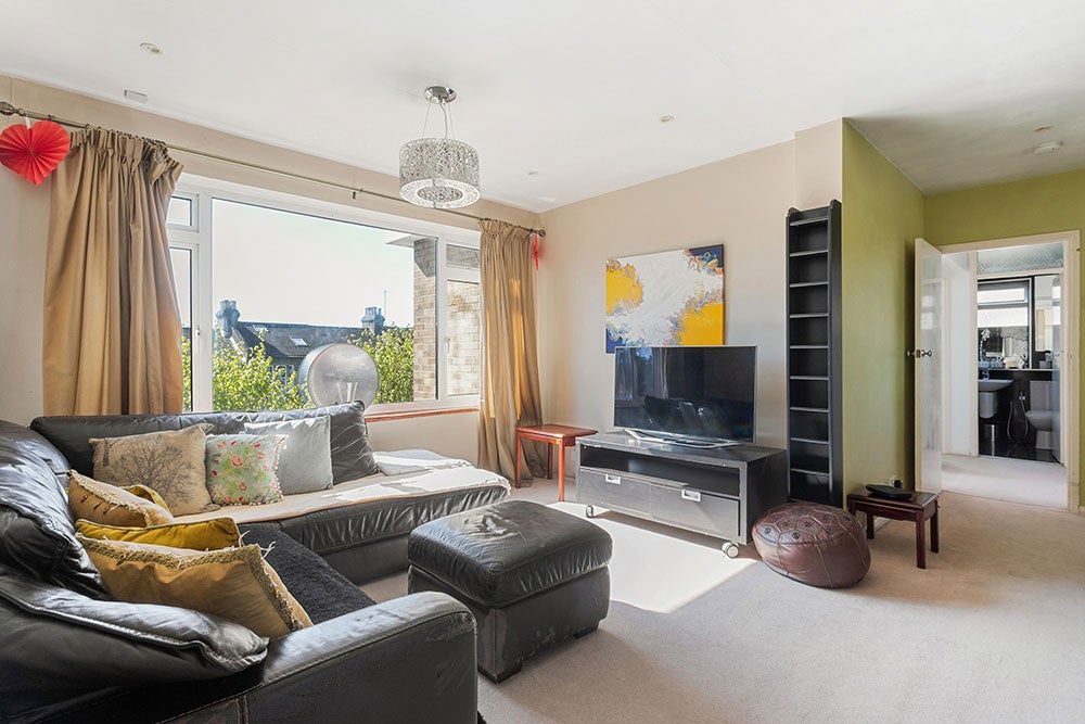 Flat Hainault Road in Greater London