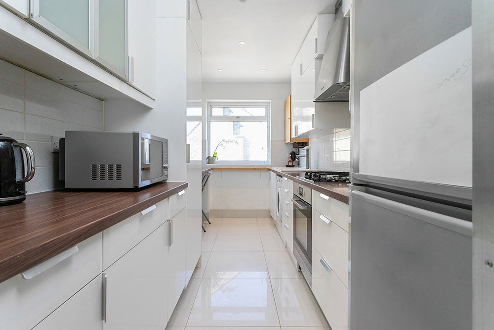 Flat Hainault Road in Greater London