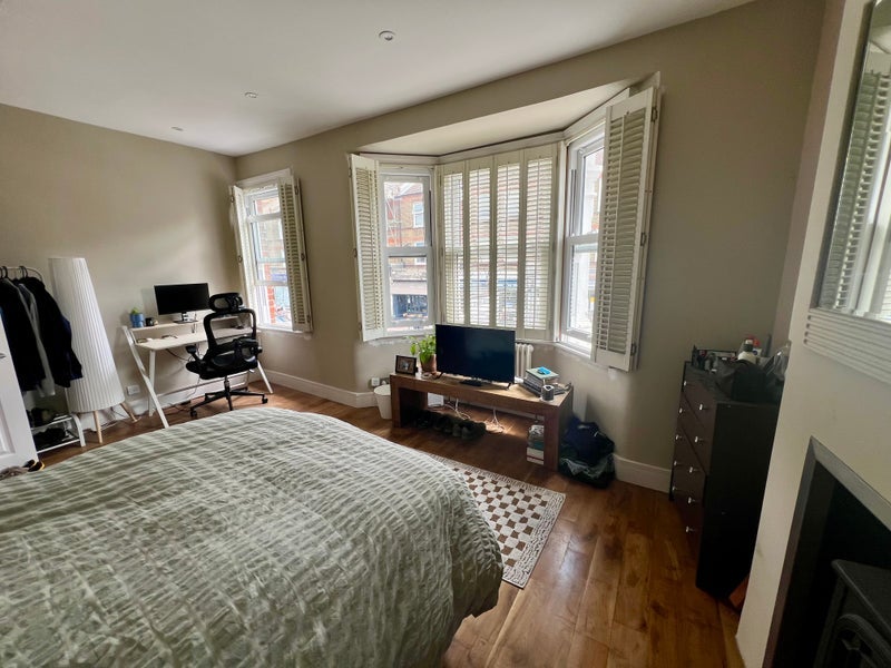Room Garratt Lane in Greater London