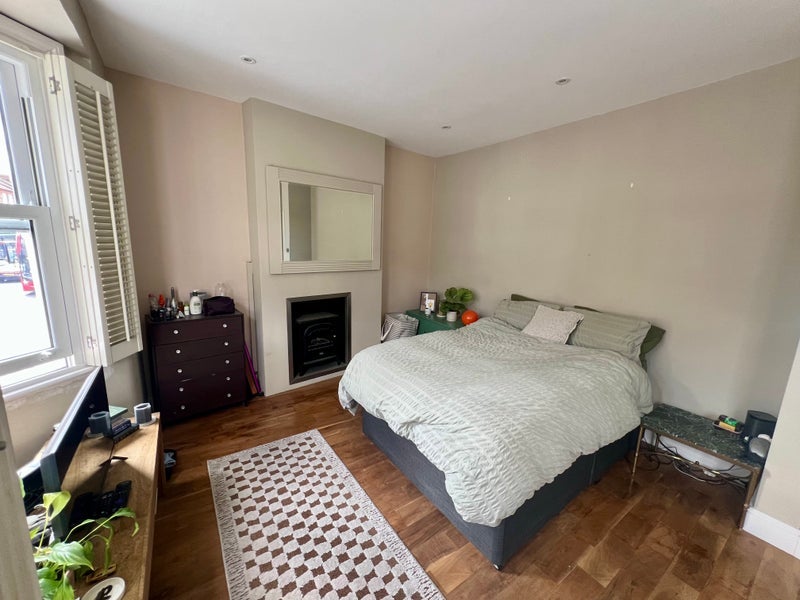 Room Garratt Lane in Greater London