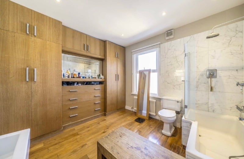 Room Garratt Lane in Greater London