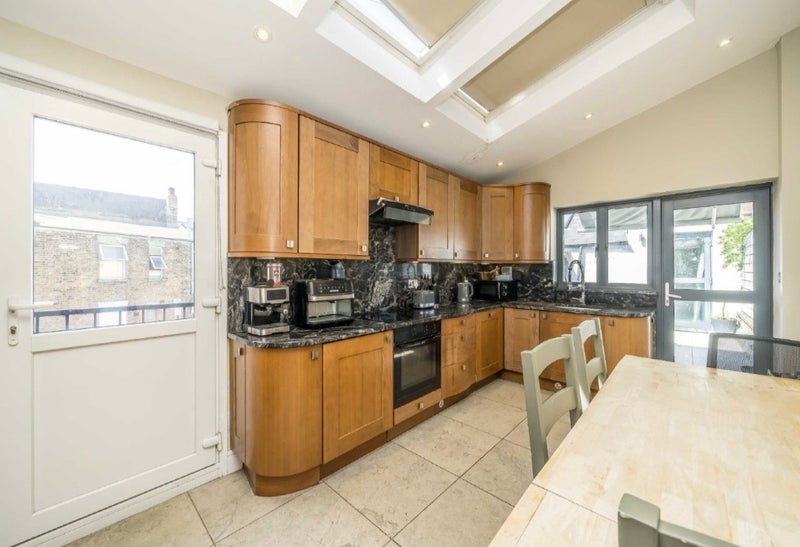 Room Garratt Lane in Greater London