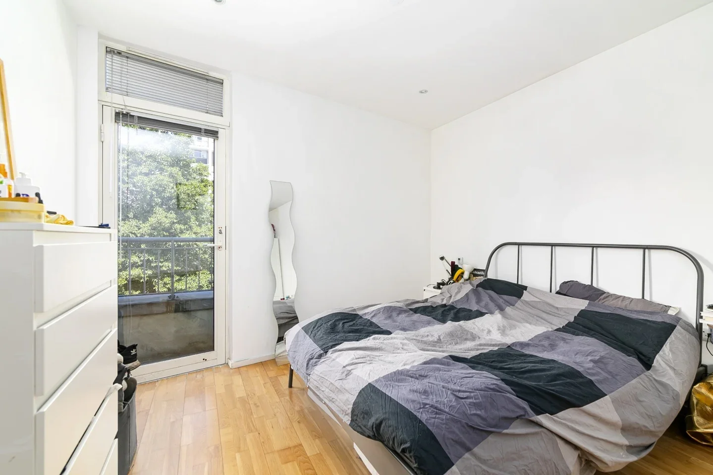 Flat Headlam Street in Greater London