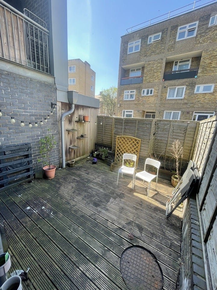 Flat Headlam Street in Greater London