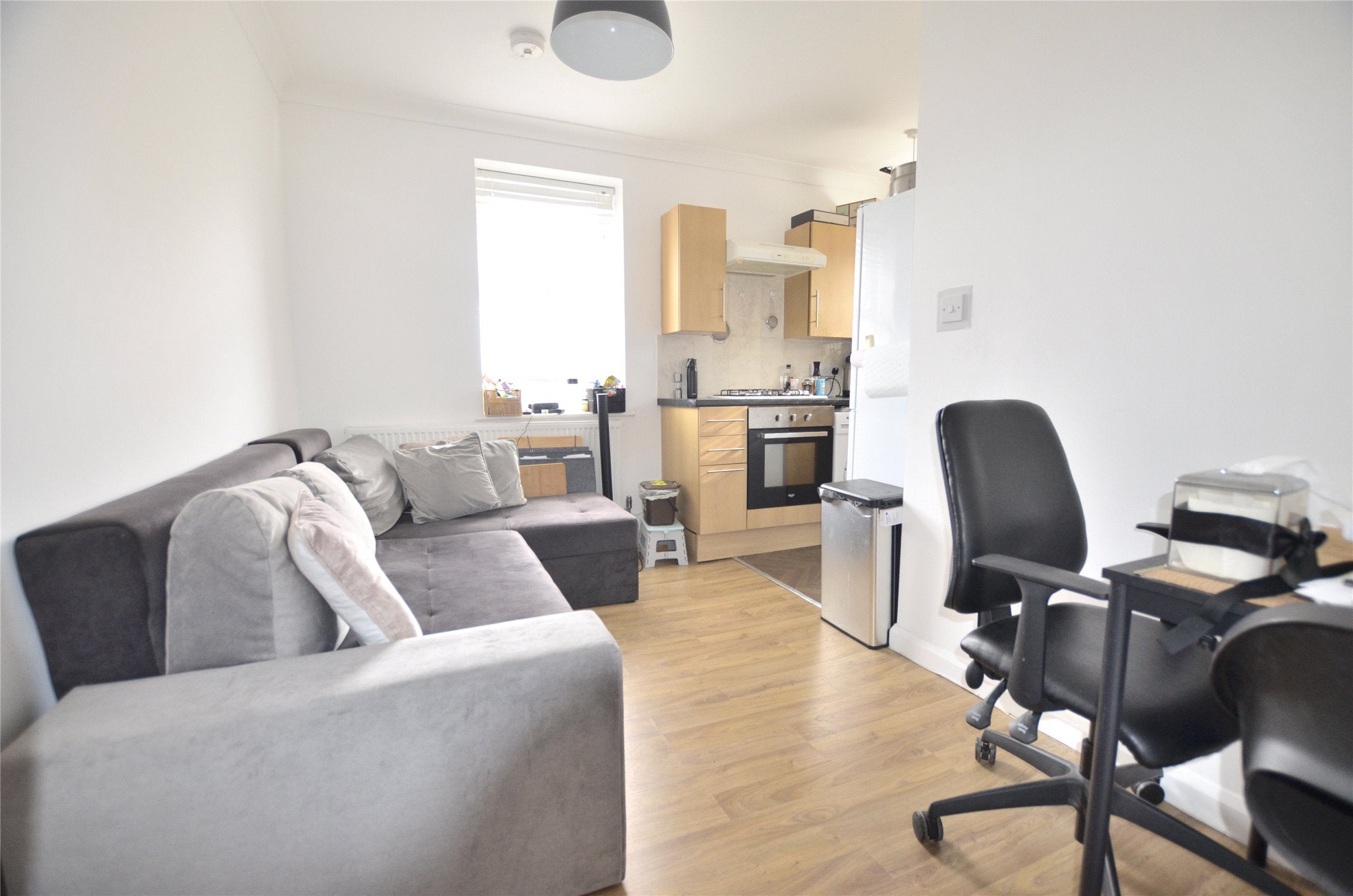 Flat Gander Green Lane in Greater London