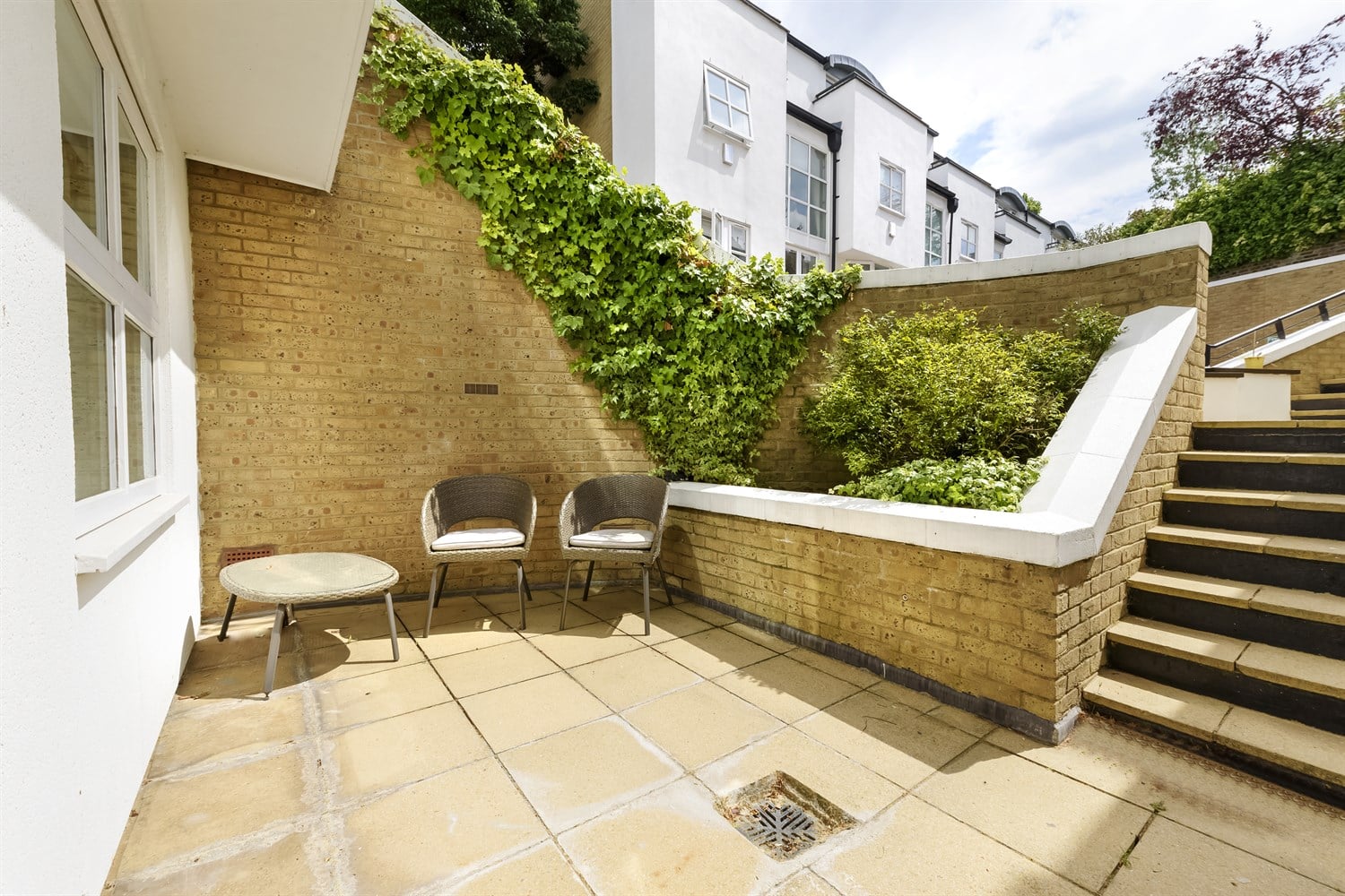 Flat Peony Court in Greater London