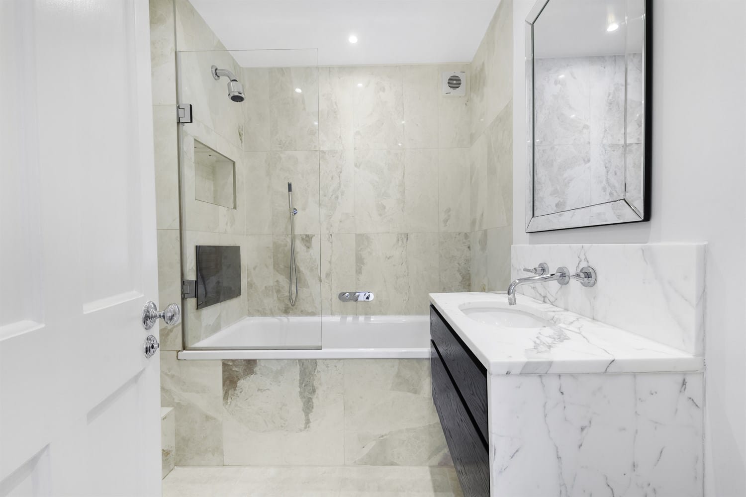 Flat Peony Court in Greater London