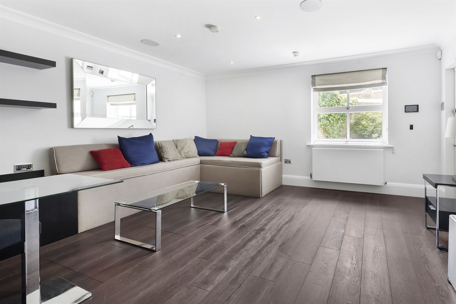 Flat Peony Court in Greater London