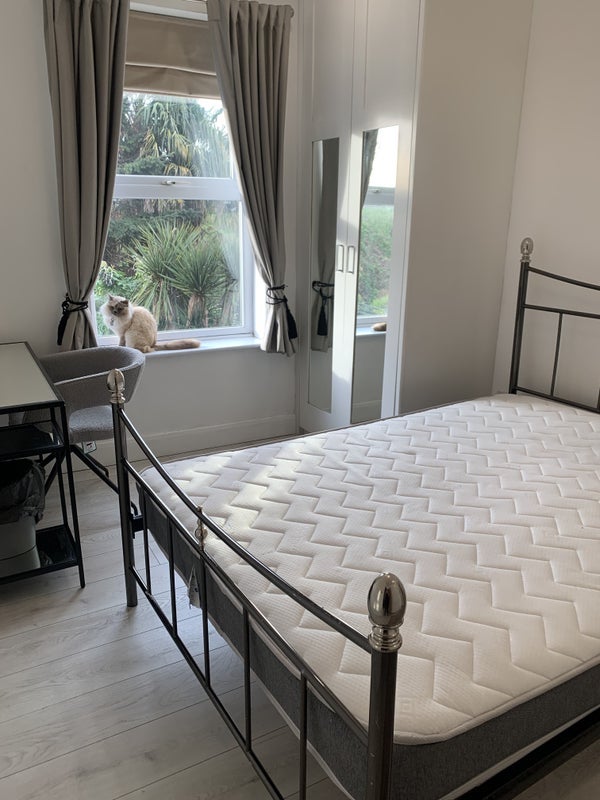 Room Salop Road in Greater London