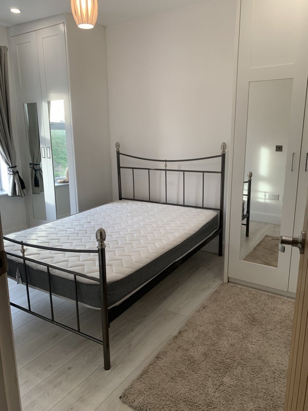 Room Salop Road in Greater London