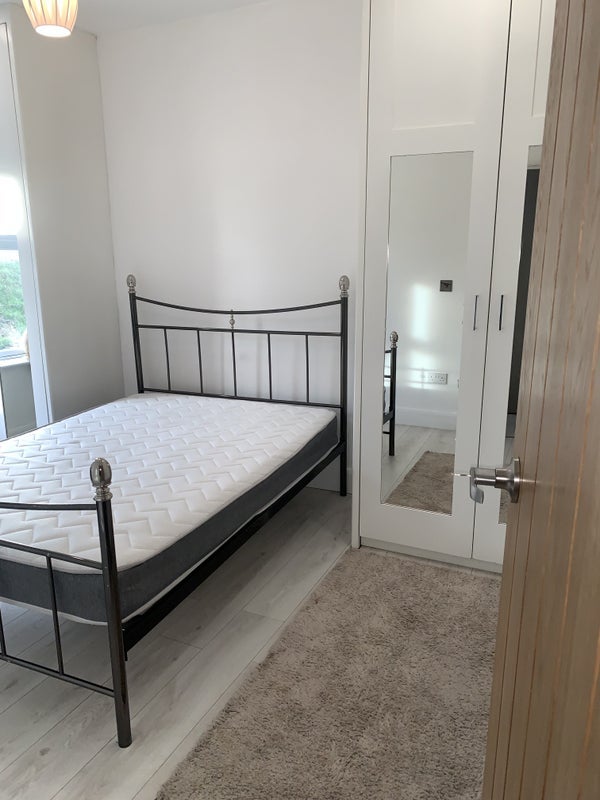 Room Salop Road in Greater London