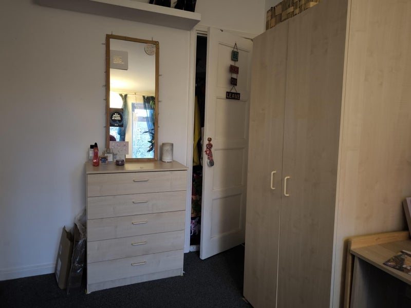 Room Effra Road in Greater London