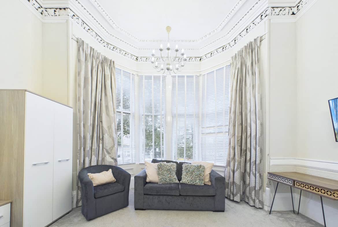 Flat Buckingham Terrace in Glasgow