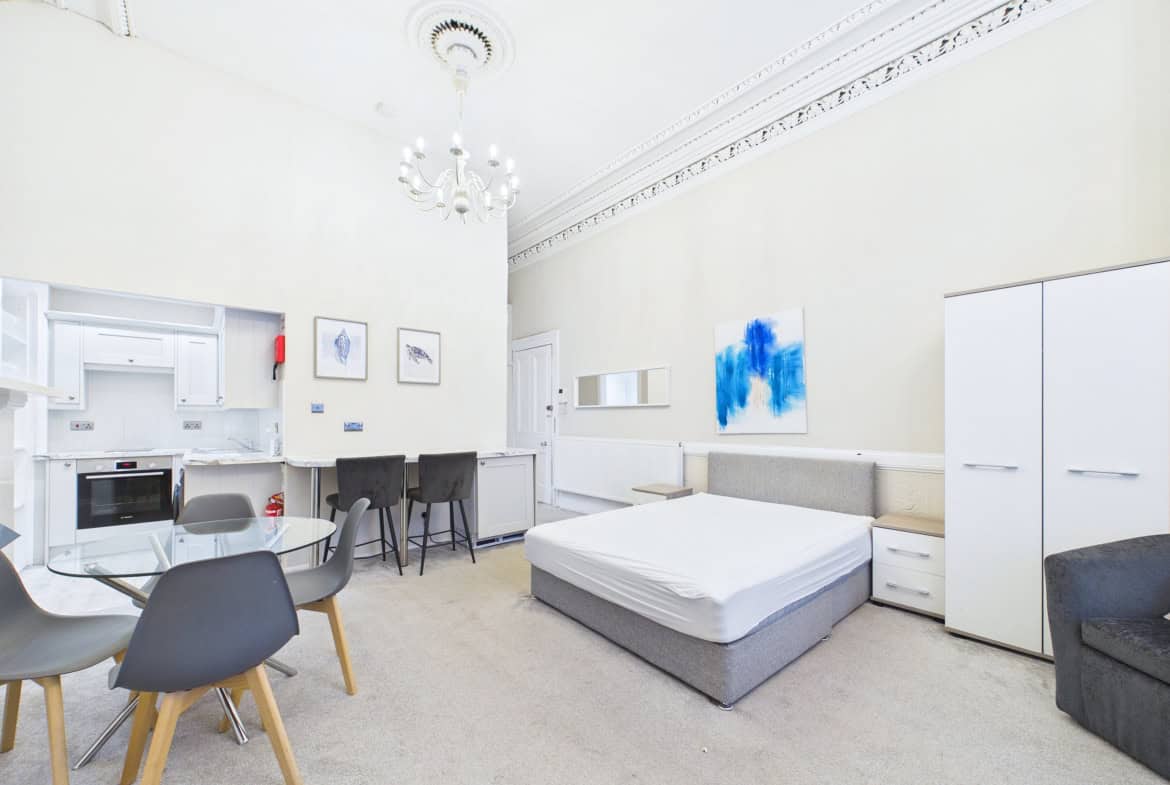 Flat Buckingham Terrace in Glasgow
